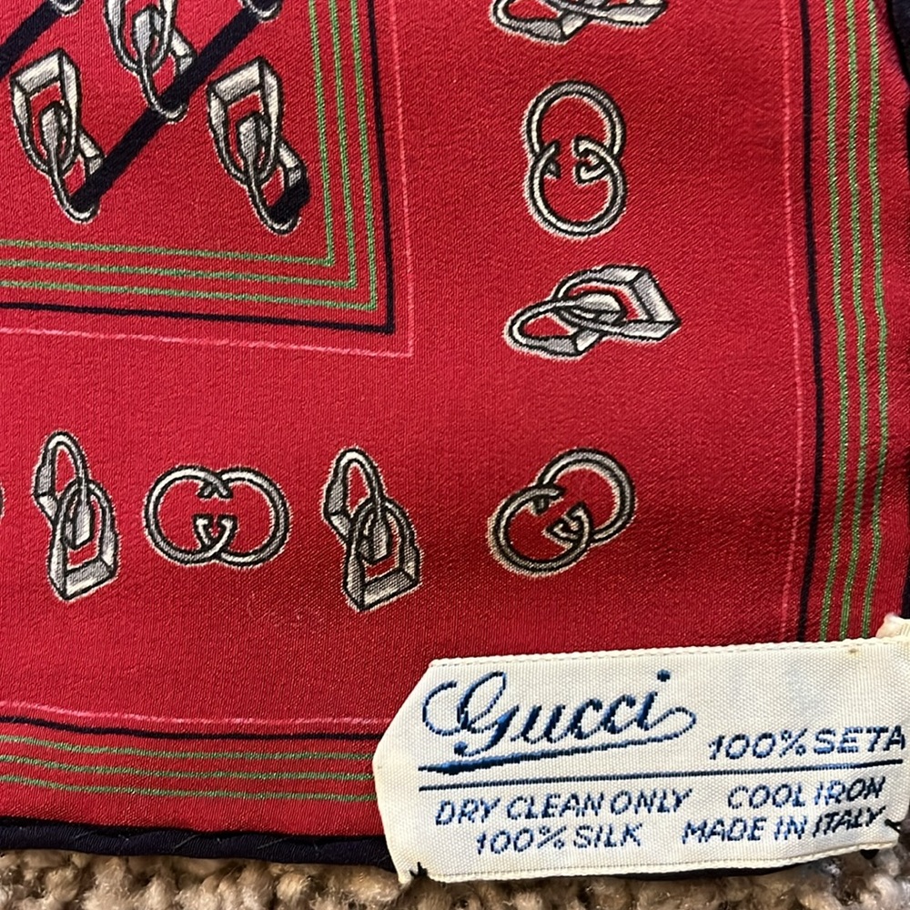 Gucci 100%silk burgundy, gray black measure 25 inch wide 25 inch long - Picture 2 of 3